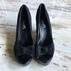 Delia’s black bow wedge